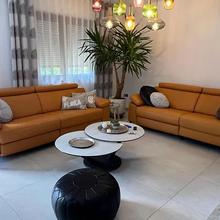 Gemuetliche Eg 90m2 -terasse Garten